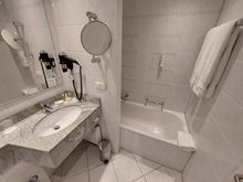 Bathroom of top Floor Room / Crowne Plaza Frankfurt Niederrad