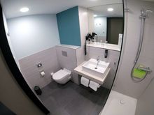 Bathroom of a standard Room / Holiday Inn - the niu Seven Düsseldorf
