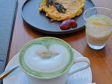 Went for a matcha latte and the mixed omelet from the menu then the buffet

