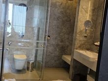 Suite bathroom
