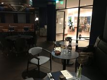 Looking from the Ultramarijn bar into the hotellobby entrance 