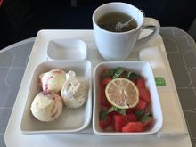 Sweet bites: ice cream and fresh fruit