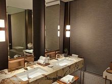 Deluxe Suite - Bathroom wash area