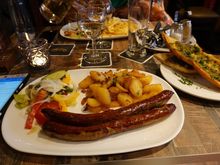 Wildschweinbratwurst mit Bratkartofeln and senf.