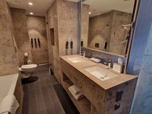 The 1BR-room has a double shower and an additional half bathroom, but it has got only one king bed, so that will not be of much help. 