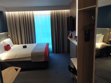 The room was a decent HIX offering with a comfortable bed