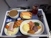 Breakfast. Constant flow of drinks from cabin crew