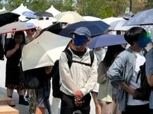 You can see the percentage of visitors with umbrellas to block the sun (it’s sunny at this point).