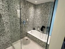 The other half of the bathroom, continued 