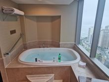 Jacuzzi with fantastic views of Pacific Ocean and adjacent Telco building 