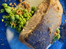 Filetto di salmone in padella
Pan seared fillet of fresh salmon served with fennel purée, pea ragout and anchovy powder
€21:50