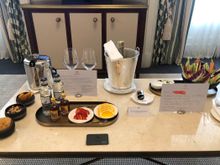 Cocktail “Do it yourself” kit, bubbly, plus assorted crudités 
