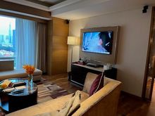 Another pic of the living room, very nice large TV. 