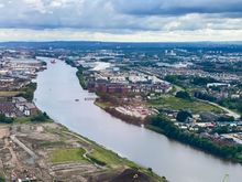 Final approach to Glasgow over the Clyde 
