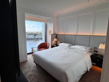 Park River View suite: Bedroom with river views