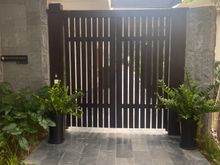 The entry gate - there is a path to the right to avoid the faffing around