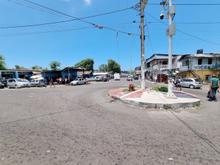 A typical street scene in Moroni, next pictures after this will be the nice buildings, but mostly it looks like this :)