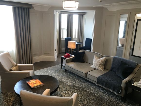 View into dining corner: table + 2 chairs and poweroutlets / blinds can be opened for views