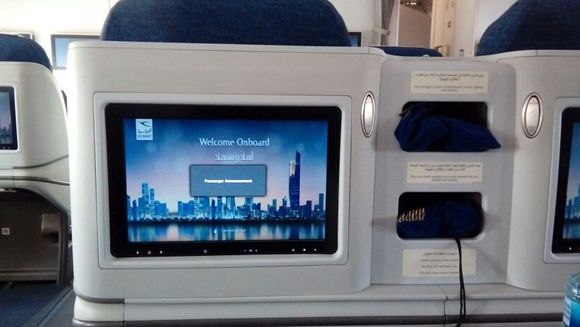 Not flat bed.Comfy for a 6hr flight and a nap!