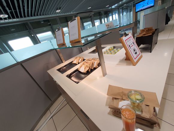 Sorry about the large size. Left to right: Bread with cheese, bread with salami (calling these "sandwiches" would be the highest insult to sandwiches) and a "shot" of fruit pieces. Coffee or chocolate from the "multi-drinks-machine" and the same goes for the 2 kinds of juices offered. 