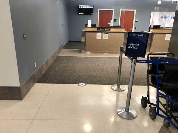 But rather a right to an empty United counter where I had to check my bag. 