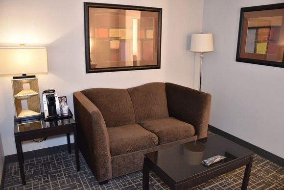 Living room / Crowne Plaza Milwaukee South