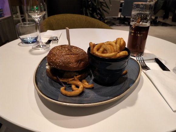 Burger for dinner / Holiday Inn Düsseldorf Tolouser Allee