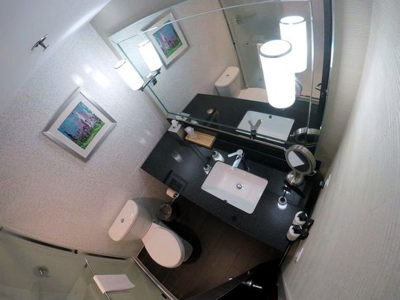 Bathroom of a room on Concierge Level / Crowne Plaza Princeton Conference Center