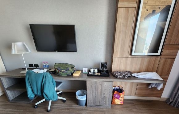 A true HIX feel to this for me, a place to keep stuff mostly than a work area