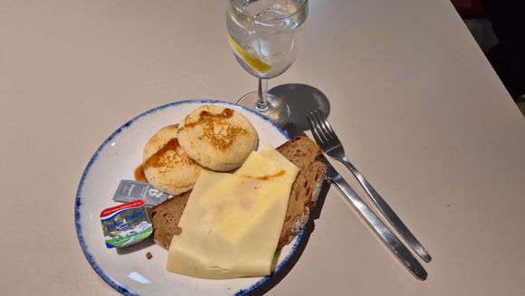 Poor selection of options in the lounge. 