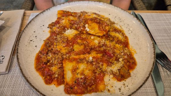 Ravioli ricotta with ragú. 