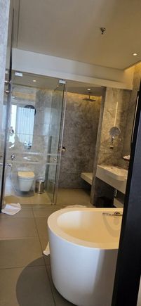 Suite bathroom