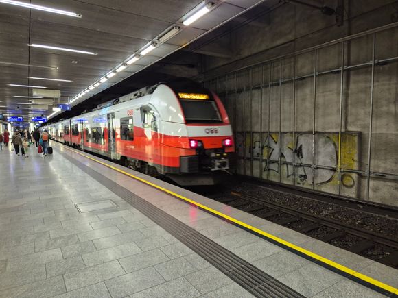 Another Siemens Desiro as REX7 here departing Wien Mitte