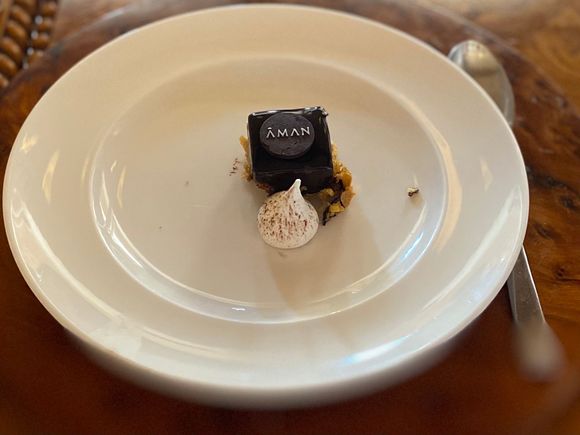Cube of cake with meringue 