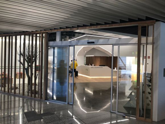 Lounge entrance and reception 