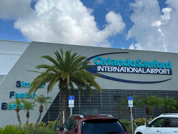 Parking in front of the airport, first 15 min free