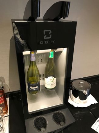 Club Lounge: whites