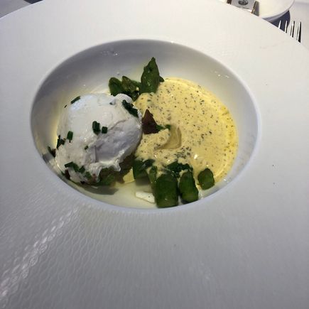 Asparagus & poached egg with truffled Hollandaise