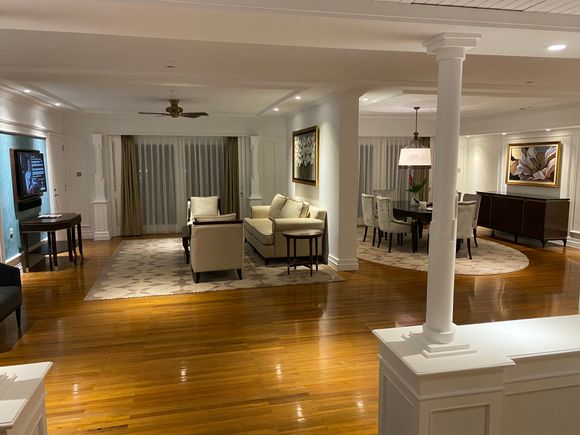 Entrance vestibule looking at sitting area with dining table for 6 to the right