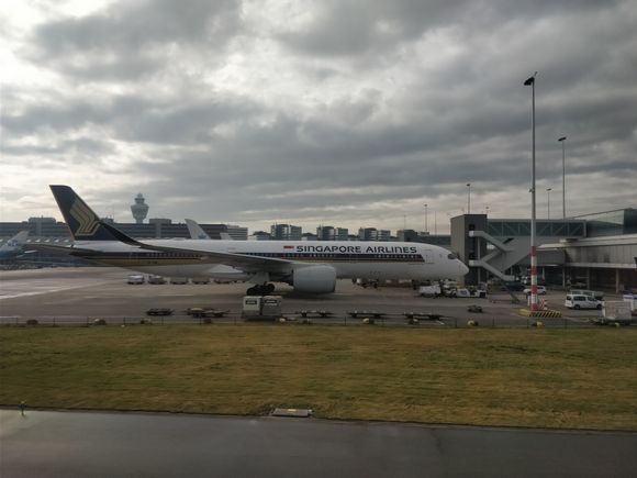 SQ new Airbus 350-900 in AMS