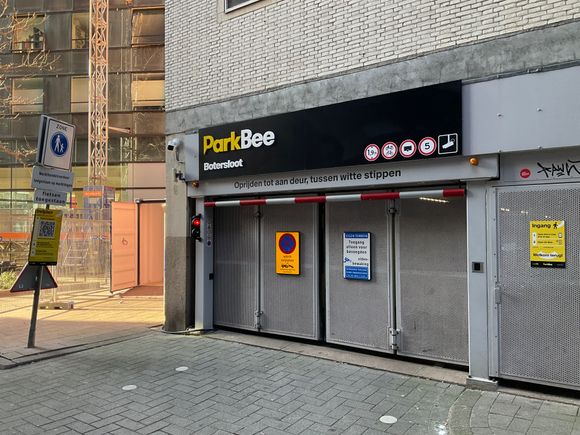 Parkbee Botersloot
 https://maps.parkbee.net/?zoneNumber=26802&endDate=2023-02-13T22:00:00.000Z&date=2023-02-13T21:00:00.000Z

offers "very cramped" parking space around the corner of the hotelbuilding, actual address is Librijesteeg 18 