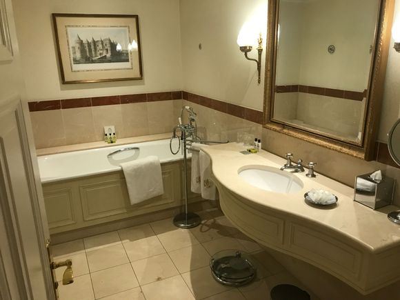 Seperate bathtub, shower stall, wc