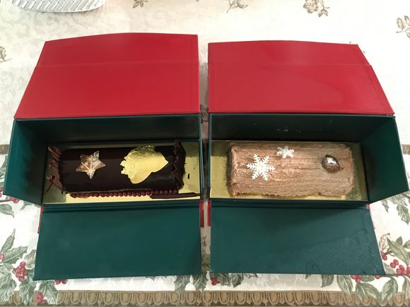 Ardèche Chestnut & Black Forest log cakes 