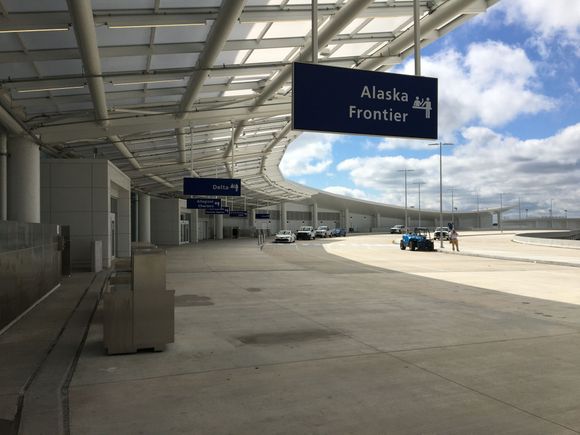 Nice spacious departure drop-off area