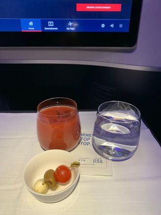 Pre-meal drink service and amuse-bouche
