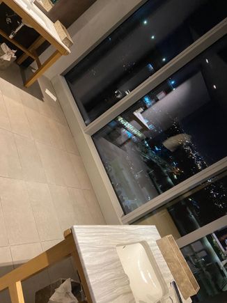 Ushin bathroom has crazy views too!