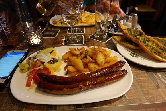 Wildschweinbratwurst mit Bratkartofeln and senf.
