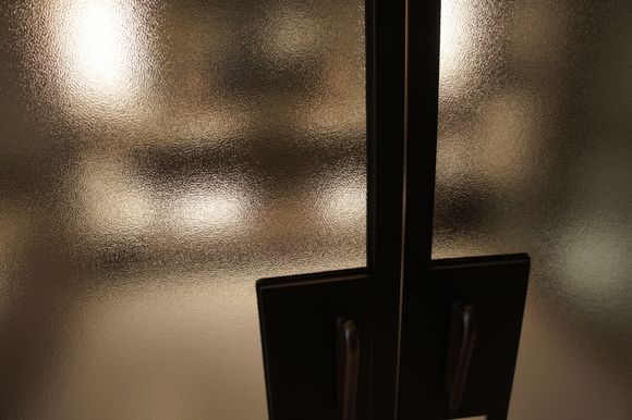 This frosted glass effect on the bathroom double doors was really refined.