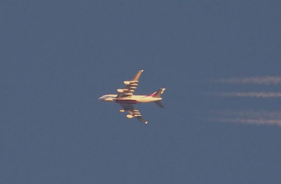 EK32 LHR-DXB A6-EDL FL370 about 30 seconds later