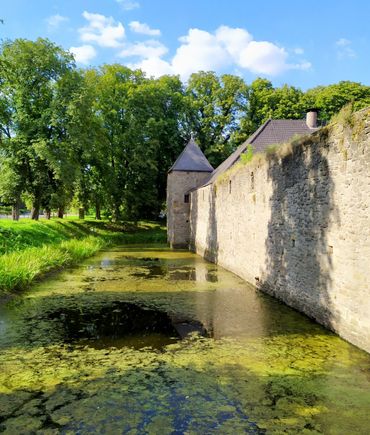 This doesn't show Haus Kemnade itself, but it does show the traditional wall and moat surrounding the Haus